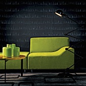 Ein grünes Sofa