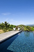 Swimming pool with view of landscape (Villa Nalu, Southern France)