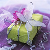 Geschenk, verziert Schmetterling und Blüte