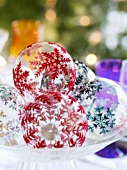 Bemalte Weihnachtskugeln in einer Glasschale