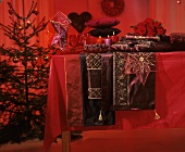 Festlich geschmückter Tisch zu Weihnachten