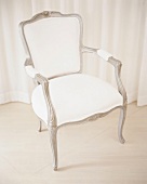 Weißer Sessel im Barock-Stil