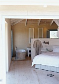 Schlafzimmer mit Bad en suite unter ausgebautem Dachstuhl