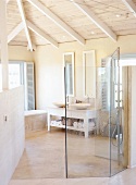 Badezimmer en suite mit Doppelwaschbecken und ebenerdiger Nasszelle im ausgebauten Dachstuhl