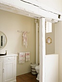 Abgetrennter WC-Bereich und Waschtisch im Badezimmer eines alten Fachwerkhauses