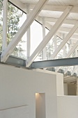 Verglastes Pultdach mit Fachwerks-und Stahlkonstruktion