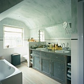 Ein Badezimmer im rustikalen Stil mit Tageslichtfenster und gewölbter Decke