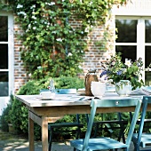 Tisch im Freien auf der sommerlichen Gartenterrasse