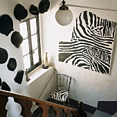 Ein Treppenhaus im Zebramuster
