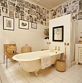 Freistehende Badewanne inmitten eines Badezimmers mit antiken Fliesenaufdrucke