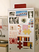 Bilder und Postkarten an Kühlschranktür