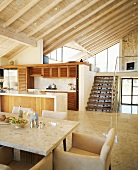 Offene Küche im modernen Architektenhaus mit freigelegter Fachwerkskonstruktion und Granitboden