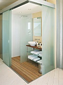 Badezimmer en suite mit Milchglasschiebetüren und Dielenboden