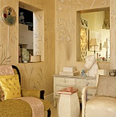 Antikmöbel in einem Wohnzimmer mit zwei Durchreichen und Wandmalerei