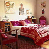 Bunte Satinbettwäsche und viel Dekoration bilden im Schlafzimmer einen poppigen Stilmix