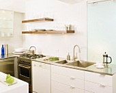 Küche mit Spülbecken