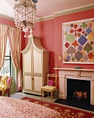 Ein Schlafzimmer in rosa mit Kamin und orientalischem Kleiderschrank