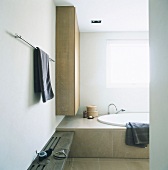 Modernes Badezimmer mit Holzeinbauschränke und Holzbank
