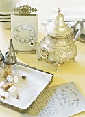 Teekanne und Zuckerstückchen auf einem Tisch