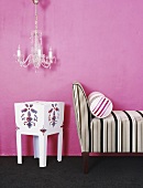 Chaiselongue vor rosafarbener Wand
