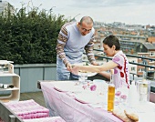 Paar beim Essen auf dem Balkon