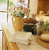 Küchenplatte mit Blumen und Brot