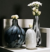 Verschiedene Vasen mit Blumen
