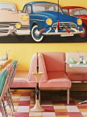 Diner mit Pastellfarbenen Sitzen und mit großem Autobild im Stil der 50iger Jahre