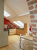 Helle, freundliche Küche mit Dachschräge im ausgebauten Dachgeschoss