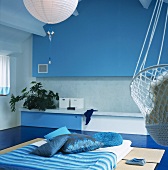 Schlafraum in Blau mit Matratze auf Tatamimatten & blauem Fußboden