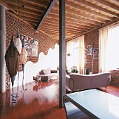 Loft-Wohnzimmer mit Ziegelmauer und Holzbalkendecke