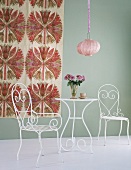 Romantische Gartentischgarnitur aus Metall mit floralem Wandteppich und rosa Lampion
