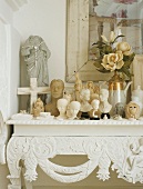 Romantischer Wandtisch mit Dekobüsten, Porzellanblumen und Figuren