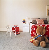 Kinderzimmer mit Bistrostuhl und Teddybär