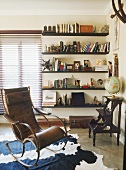 Wohnraumecke mit Vintageschaukelstuhl und Wandboards