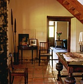 Antike Holzmöbel in einem rustikalen Landhaus