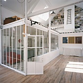 Die Deckenfläche des Glaseinbaus schafft im Loft eine zweite Wohnebene