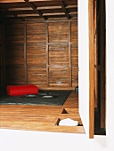 Holzvertäfelter Meditationsraum mit Fachwerk an Wand und Decke