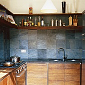 Designerküche mit Holzfronten und blauen Wandfliesen