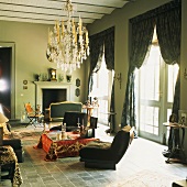 Wohnraum in einer Villa mit imposantem Lüster und großen Sprossentüren