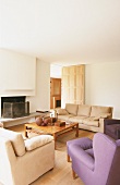 Couchgarnitur und moderner Kamin in einem Raum mit großer Tür mit gefräßten Rillen