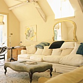 Gemütliche Sitzecke mit barocken Möbelstücken im ausgebauten Dachgeschoss