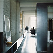 Das minimalistische Sideboard erstreckt sich über die gesamte Länge des Lofts
