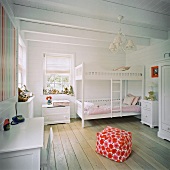 Romantisch eingerichtetes Kinderzimmer in Weiß mit einem Etagenbett