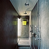Ein schlauchförmiger Duschraum mit zwei Duschköpfen