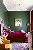 Pompös-poppiges Schlafzimmer mit Antikmöbeln und bunten Wohnaccessoires