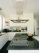 Der Küchenblock mit Dunstabzugshaube einer eleganten Designerküche