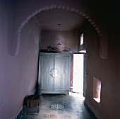 Ein antiker Kleiderschrank in einem typisch orientalischen, traditionellen Vorraum mit Rundbogen