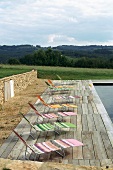 Ein Holzterrasse am Pool