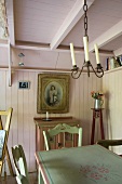 Charmantes Esszimmer in einem Bauernhaus mit Möbeln und Deko im Vintagestil